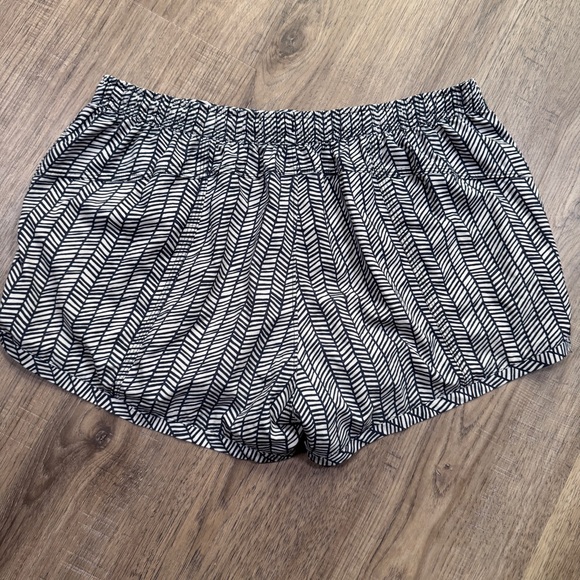 Athleta Blue and Gray Shorts - Chevron Pattern - Size Small - Picture 2 of 11